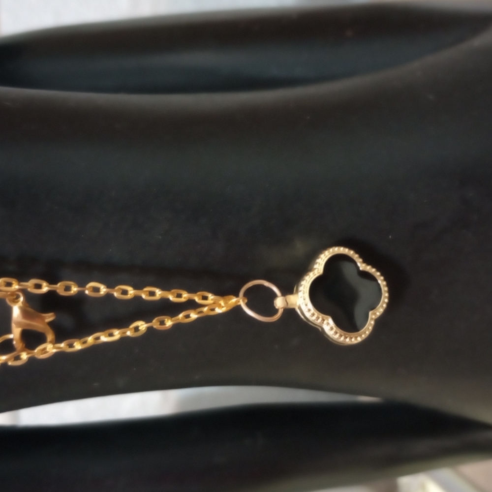 Elegant Gold and Black Pendant Necklace - Picture 3 of 11